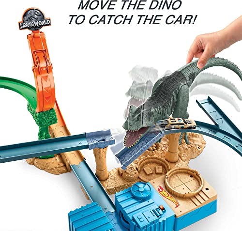 Hot Wheels Jurassic World Dominion Clash ‘N Crash Track Set with 1 Hot Wheels Car, Motorized Booster with Attacking Dinosaurs