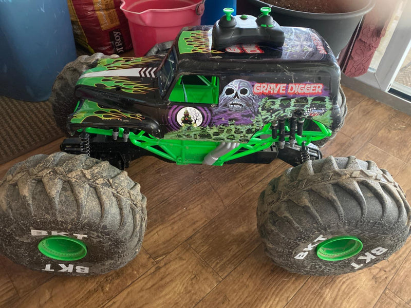  Monster Jam, Official Mega Grave Digger All-Terrain Remote Control  Monster Truck, Over 2 Ft. Tall, 1:6 Scale, Kids Toys for Boys and Girls  Ages 4-6+ : Sports & Outdoors